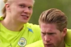 還沒看夠你倆啊！曼城訓練花絮：哈蘭德親德布勞內！