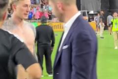 這才是意大利大帥哥，就連女球迷都迫不及待貼上去了