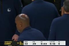 兩人今天合砍50分！申京賽后在場邊緊緊摟住范喬丹！