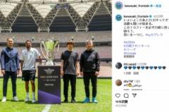 亞冠決賽冠軍獎金1000萬美元，教練球員與獎杯合影