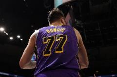 雷迪克稱東契奇需提升狀態，A-史密斯贊菜鳥教練表現亮眼