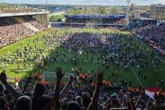 英乙球隊96分鐘絕殺升甲，球迷狂熱慶祝場面震撼