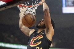 高效發揮難救主！賈勒特-阿倫7投6中得12分5籃板2助攻