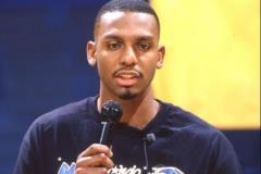 便士：今天打球我能投12-13個(gè)三分，還能軍訓(xùn)中鋒