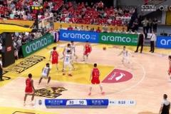 就你是MVP？胡金秋強(qiáng)殺籃下，周琦這大帽簡直就像拍蒼蠅一樣！