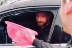 今年送啥2023歐冠決賽前球迷送給阿切爾比漁網捕捉哈蘭德