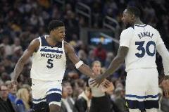 愛德華茲：蘭德爾是真正的領(lǐng)袖，他這樣打球我們很難被擊敗