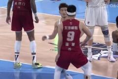 雷蒙頂防布朗，孫銘徽不滿反撞被吹進攻犯規&驚訝攤手表示不解！