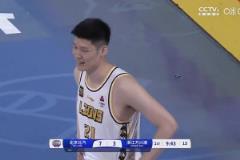 陷犯規(guī)麻煩！北京男籃開場連續(xù)打胡金秋，后者2分鐘2犯提前下場