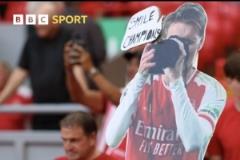 利物浦小球迷舉“厄德高拍照”牌嘲諷對(duì)手：冠軍笑一個(gè)！