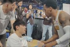 暖心瞬間！曾凡博離場時，對手布朗、奈特、朱俊龍紛紛上前安慰