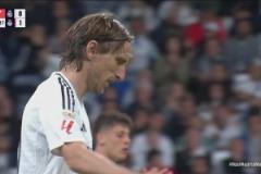 差一點(diǎn)點(diǎn)！莫德里奇停球凌空抽射稍稍偏出！