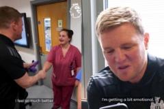 醫患情深！埃迪豪肺炎康復后重返醫院致謝并贈禮