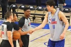 禮貌小伙子！楊瀚森賽后感謝對手并逐一與裁判握手致謝