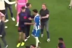 換個角度看！弗里克招呼球員趕緊回更衣室