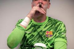 陪一根！賽后慶祝什琴斯尼角落里點(diǎn)起了雪茄，還帶上萊萬(wàn)