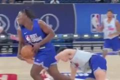 這名字是個(gè)狠人啊！錫安-詹姆斯生搶楊瀚森簡直是禽獸啊