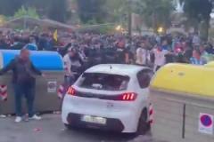 西班牙人vs巴薩賽前場外，一車輛突然加速沖入球迷人群，據悉未造成人員死亡