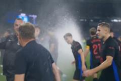 阻止慶祝！西班牙人噴水驅趕巴薩球員！巴薩球員無視仍唱跳慶祝