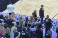 科爾放假期間現身大通中心，現場觀戰WNBA金州女武神比賽