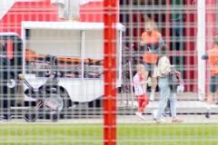 圖片報：拜仁球員攜家人出席本賽季最后一次訓練課