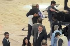 里弗斯觀賽WNBA見到庫(kù)明加激動(dòng)擁抱表達(dá)欣賞