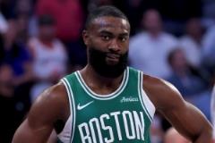 杰倫-布朗右膝半月板撕裂帶傷出戰 本周將接受手術評估