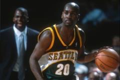 手套：基德的傳球和籃板比我強，但得分和防守他和我差很遠