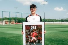 弗雷德里克森成為曼聯青訓第254位一線隊出場球員，獲贈首秀相框