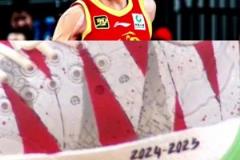 原來賽前開香檳了！孫銘徽G5所穿戰靴上已提前寫上：2024-25CBA總冠軍