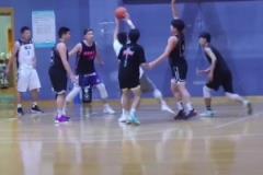 犯規了嗎？孫銘徽曾現身某大學打球 疑對防守不滿怒砸對方