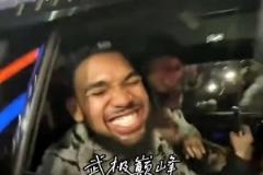 笑嘻了！唐斯坐車離開時被尼克斯球迷圍住歡呼