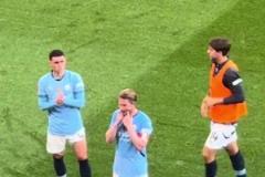 淚目！無緣足總杯冠軍，賽后德布勞內做出笑容手勢安慰球迷！