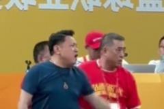 廣廈老板鬧技術臺，孫銘徽踢足球，球迷欺負北京男籃工作人員~