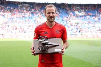 凱恩連續第二賽季獲德甲金靴，賽后領取“小鋼炮”獎杯