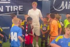 簡直就是媽媽！德布勞內和曼城U8小朋友們合影！