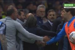 發生了什么？比賽第90分鐘孔蒂和齊沃雙雙被紅牌罰下！