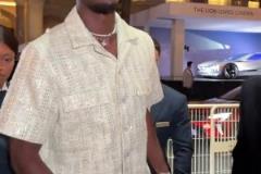 斑馬紋博格巴帶著女友出席時(shí)尚活動(dòng)，咋穿的像個(gè)靚仔~