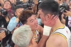 終于圓滿了！孫銘徽和隊友圍在一起 怒吼慶祝！隨后雙手抱著大秋