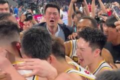 怎能不動(dòng)容！廣廈全隊(duì)圍住慶祝，王博指導(dǎo)激動(dòng)抱住胡金秋&孫銘徽