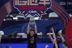 他值得！在隊(duì)友簇?fù)硐拢鹎锱跗鸸谲娭磷鸲群皯c祝！