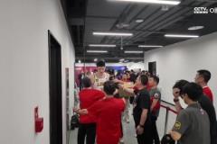 這一刻廣廈等了太久！胡金秋與老板相擁慶祝，孫銘徽也眼眶濕潤！