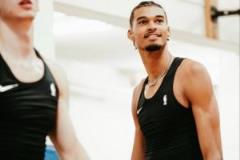 地壟頭新造型文班與法國小弟同場訓練