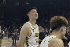 終圓冠軍夢！等待采訪的胡金秋情難自禁，抬頭熱淚盈眶！