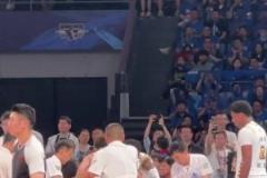 擔(dān)架都上來了？胡金秋搶籃板撞到腹部狂嘔 沒要擔(dān)架自己走下場