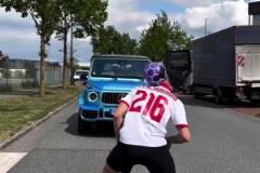 足球網(wǎng)紅沖出道路截停C羅，C羅不作計(jì)較反向?qū)Ψ劫?zèng)禮