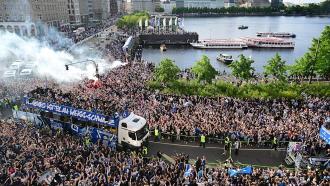 漢堡舉辦大型升級慶祝游行，四萬球迷齊聚現(xiàn)場