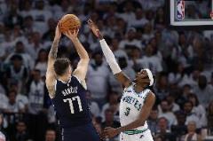 享大福主防SGA的小麥去年西決主防東契奇 2場5犯&場均3.6犯