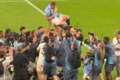 別給摔傷了德布勞內正搭著妻子繞場時，被隊友攔截舉起