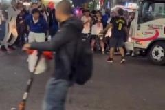 哈利伯頓帶著這位在紐約穿著他的球衣 導致被毆打的粉絲飛去紐約